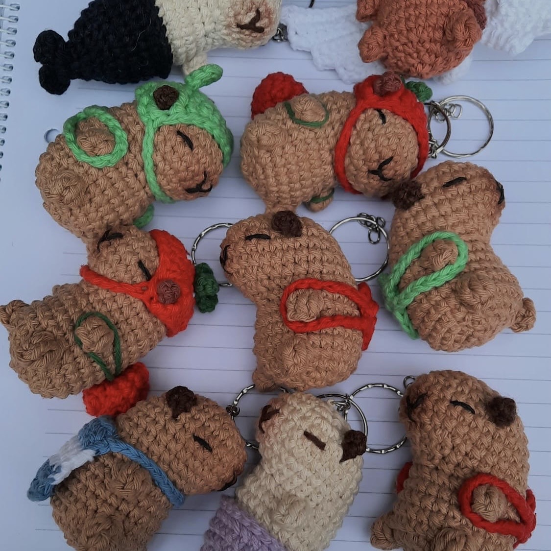 imagen de varios carpinchos a crochet